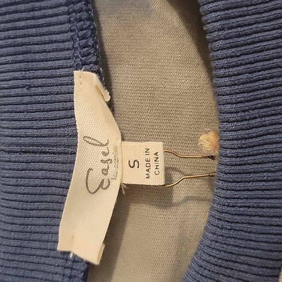 Easel Sky Shaker Top - Picture 2 of 3